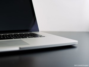 Bild eines Laptops, der auf einem Schreibtisch steht
