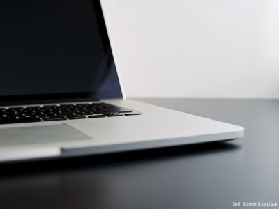 Bild eines Laptops, der auf einem Schreibtisch steht