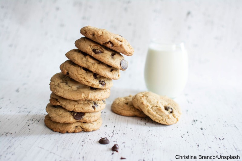 Cookies mit einem Glas Milch 