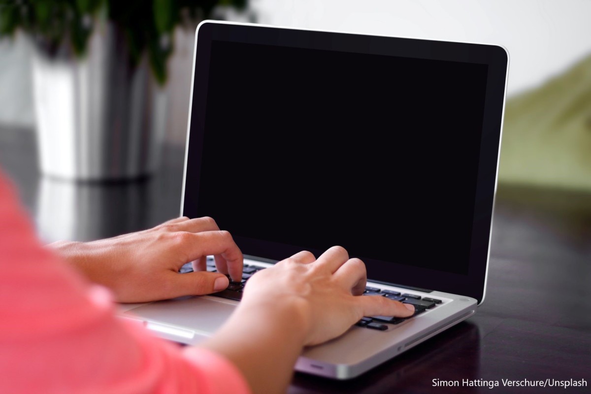 Frau arbeitet an einem Apple MacBook